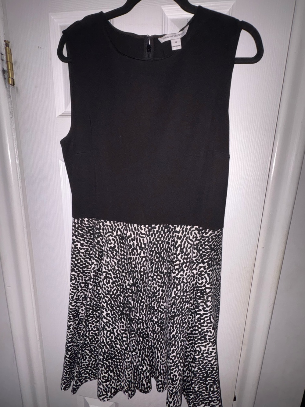 Diane von Furstenberg - Sleeveless Black & White Printed Waist Dress